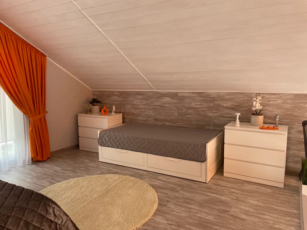 Дом в стиле барнхаус с тёплым бассейном и сауной