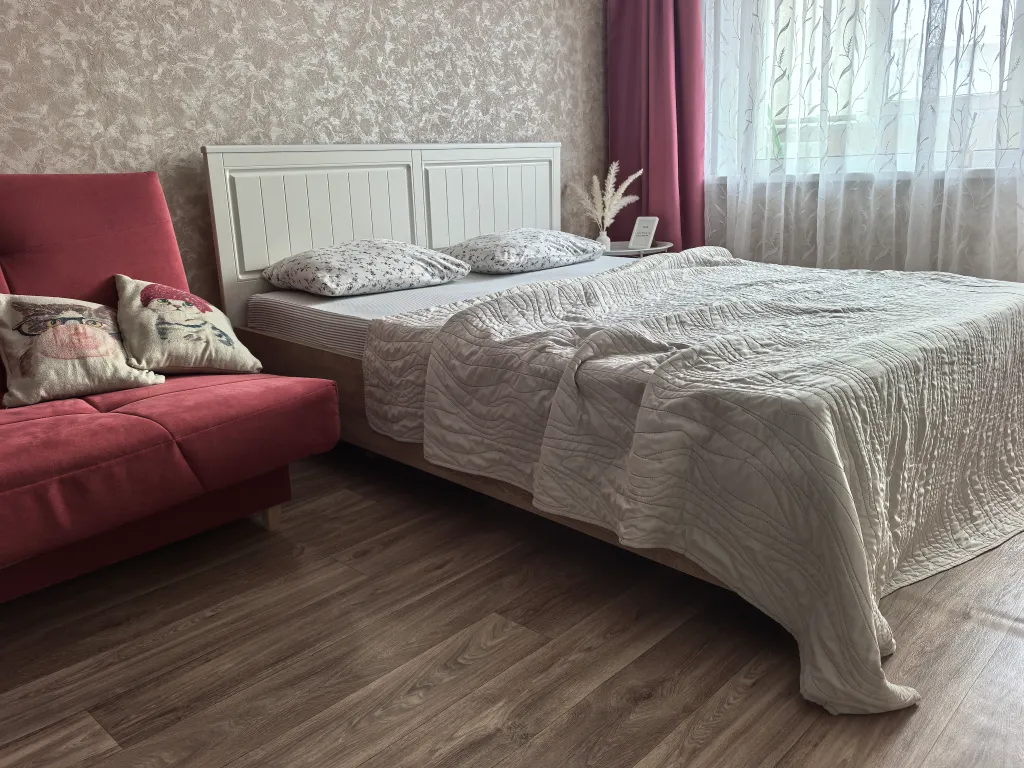 Однокомнатная в брусничных тонах