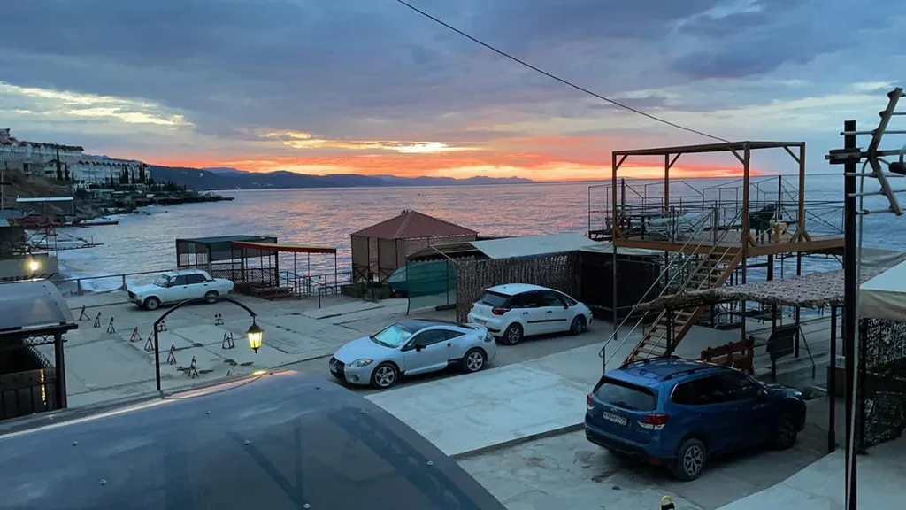 Эллинг-студия с видом на море, Восточная набережная