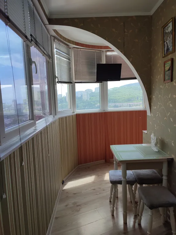 С панорамным видом на море, город, горы