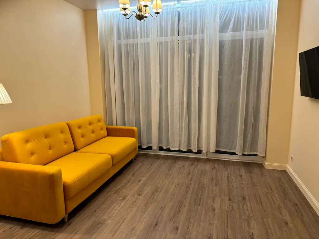 Солнечная квартира с мебелью из натурального дерева, рядом с морем