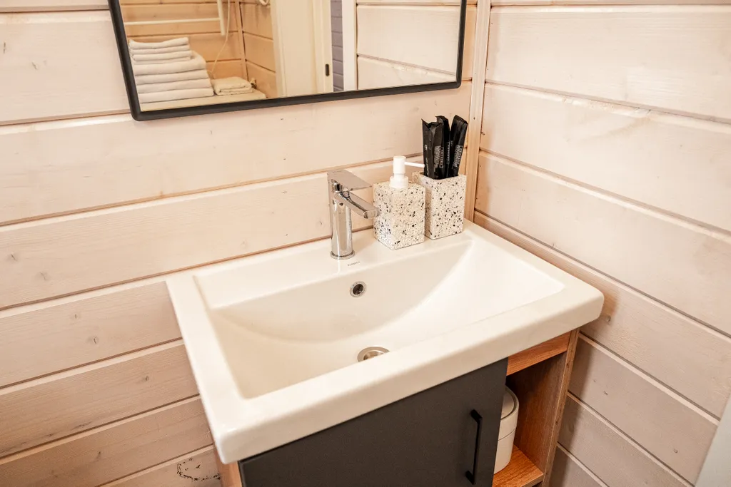 Новый стильный барнхаус с видом на лес