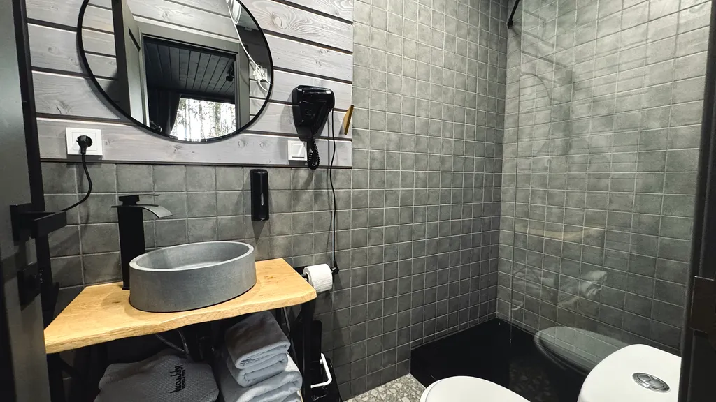 Студия в лесу с панорамным остеклением и террасой.