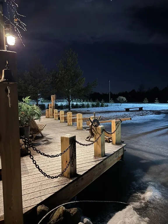 Дом у пруда с пляжем