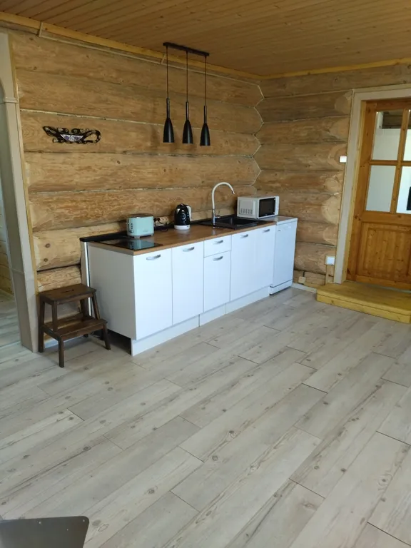 Дом в лесу среди сосен