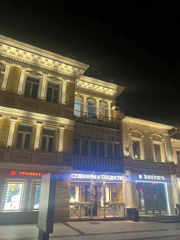 Уютный лофт с историческим балконом на главной улице