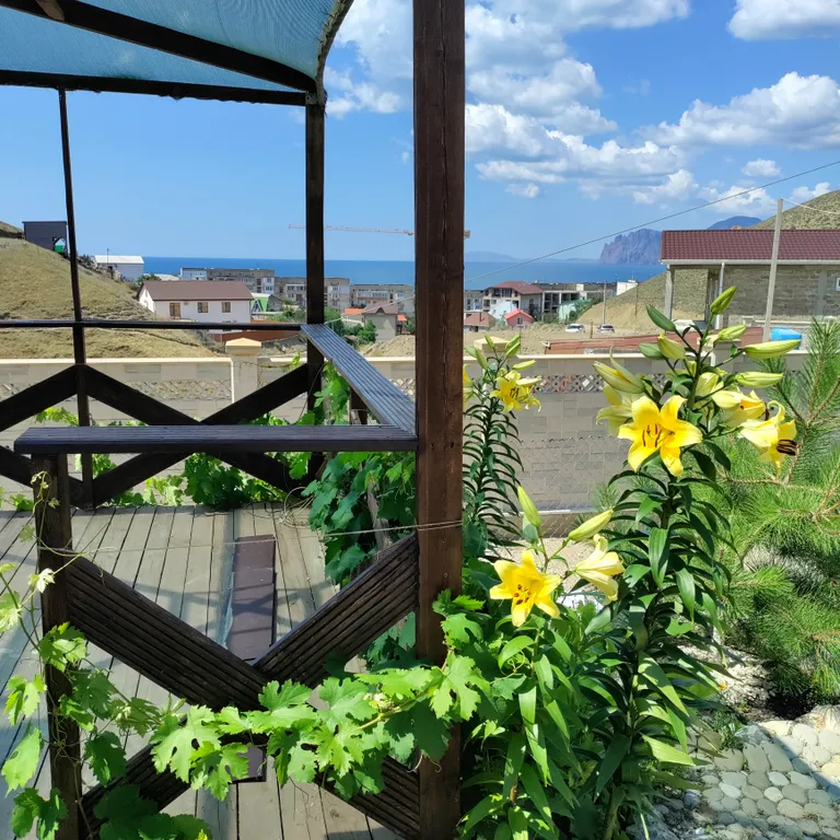 Апартаменты у моря с большой террасой, панорамным видом на море и горы