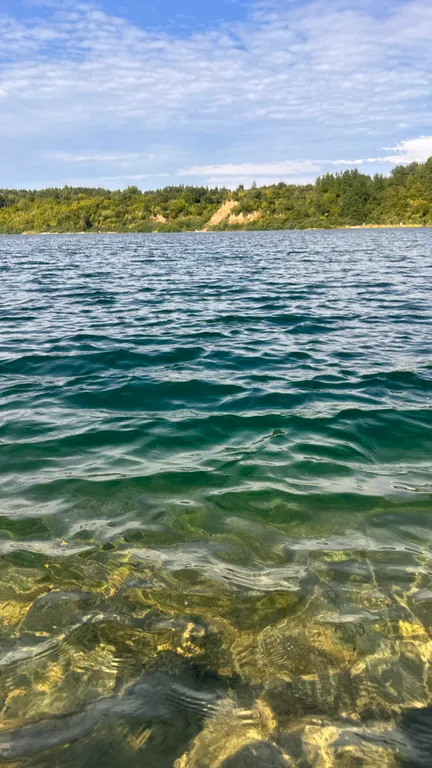 Большой шатёр в кемпинге вблизи озера