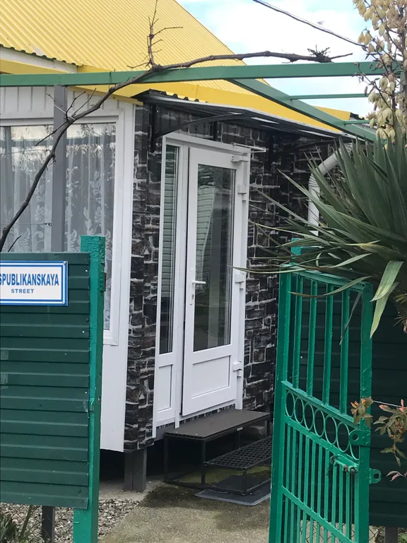 Половина дома с отдельным входом, с садом на берегу Чёрного моря