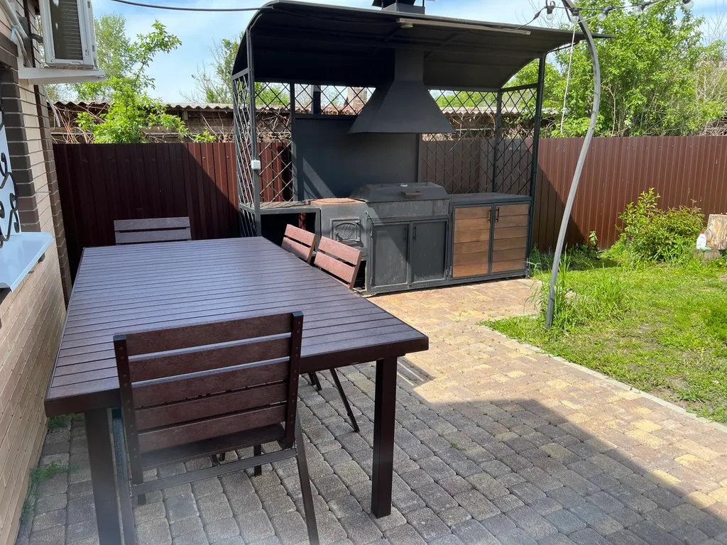 Душевный домик на берегу реки