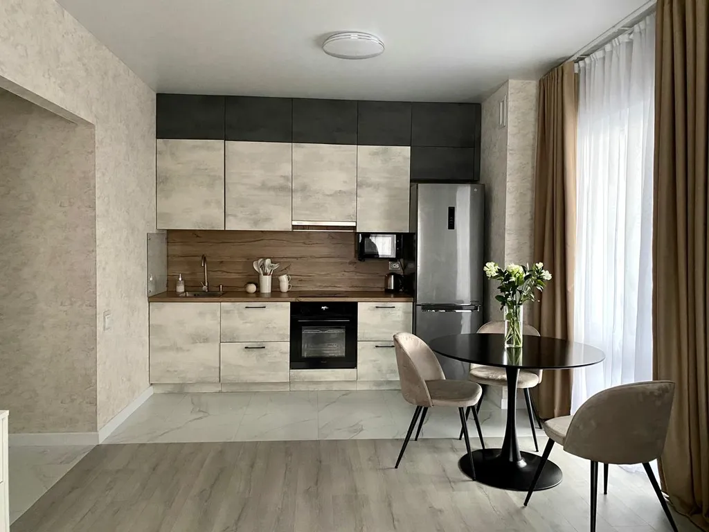 Трехкомнатная квартира Mocha Mousse недалеко от вокзала