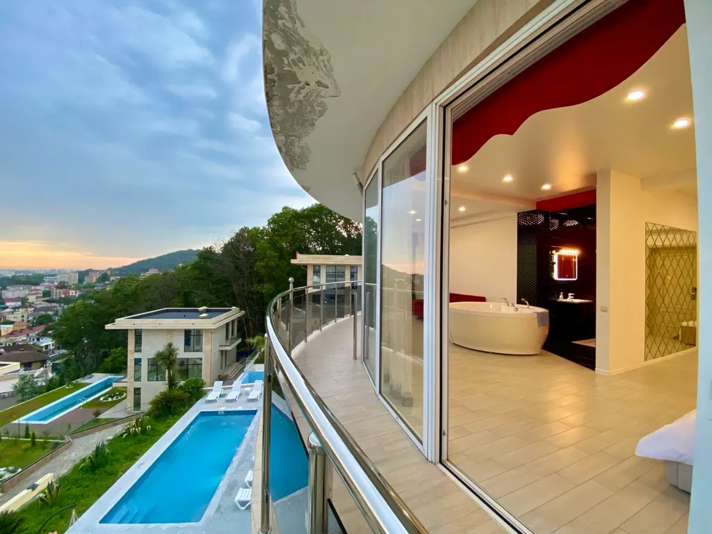 Апартаменты с гидромассажной ванной и красивым видом