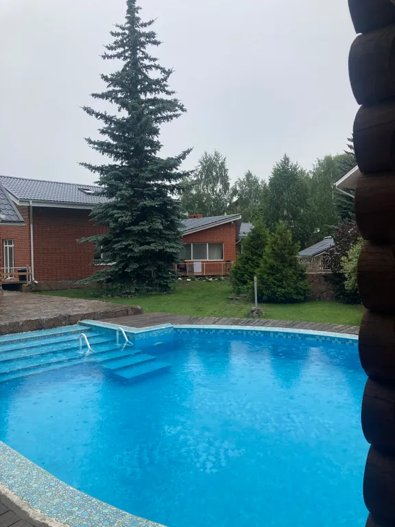 Дом в два этажа с двумя спальнями и гостиной, летний бассейн, баня