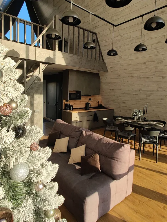 Панорамный домик с теплым бассейном в пяти минутах ходьбы от города