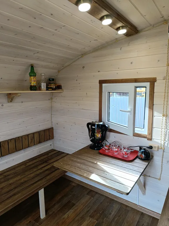 Домик, банька, чан, на берегу реки Белой