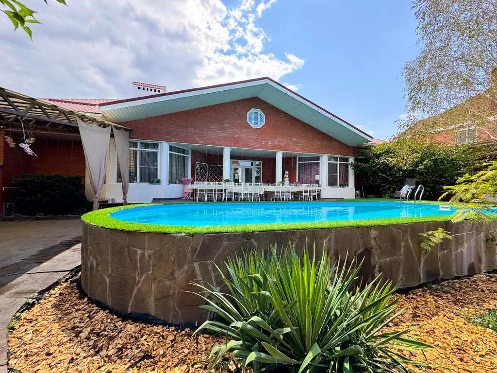 Дом с бассейном у парка Галицкого