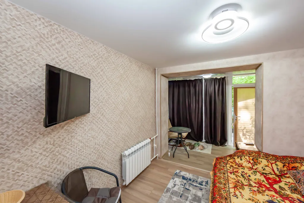 Уютная новая студия с садом на москольце