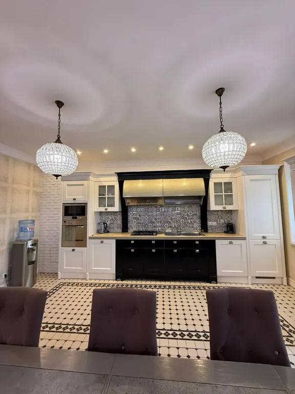 Квартира с видом на горы, город и храм Святого Георгия от Juls Apart