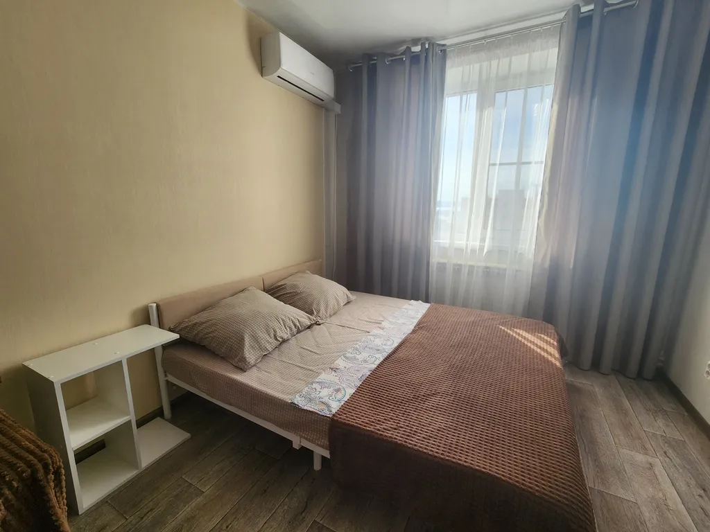 Уютная однокомнатная квартира с видом на озеро рядом с вокзалом