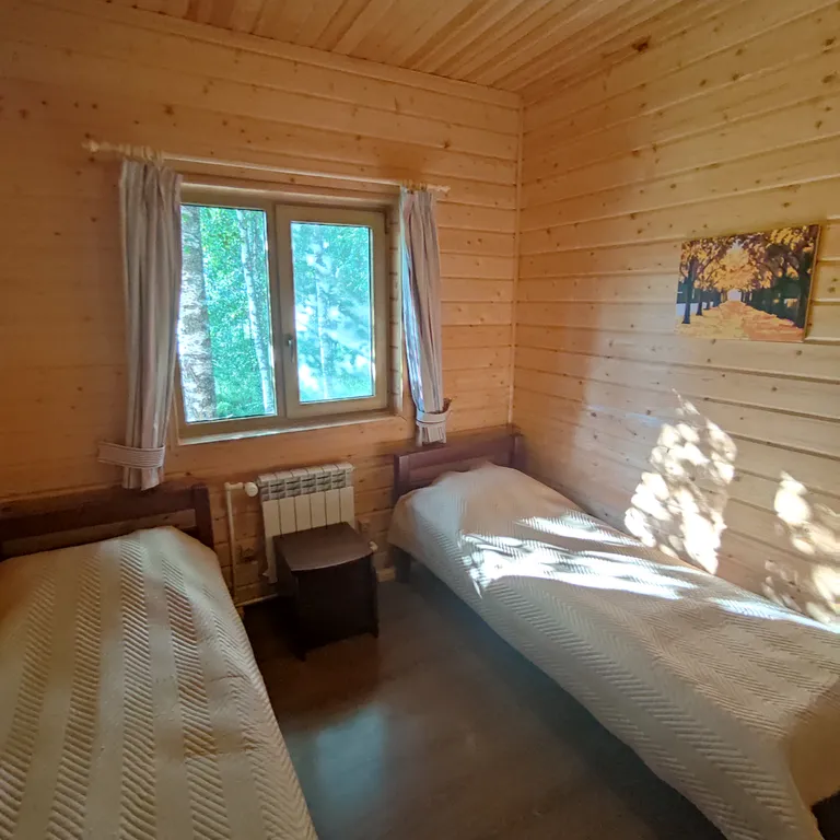 Дом на берегу озера с видом на лес