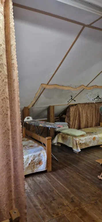 Двухэтажный дом с уютным двориком в окружении зелени