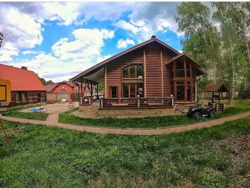 Уютный дом с камином в центре