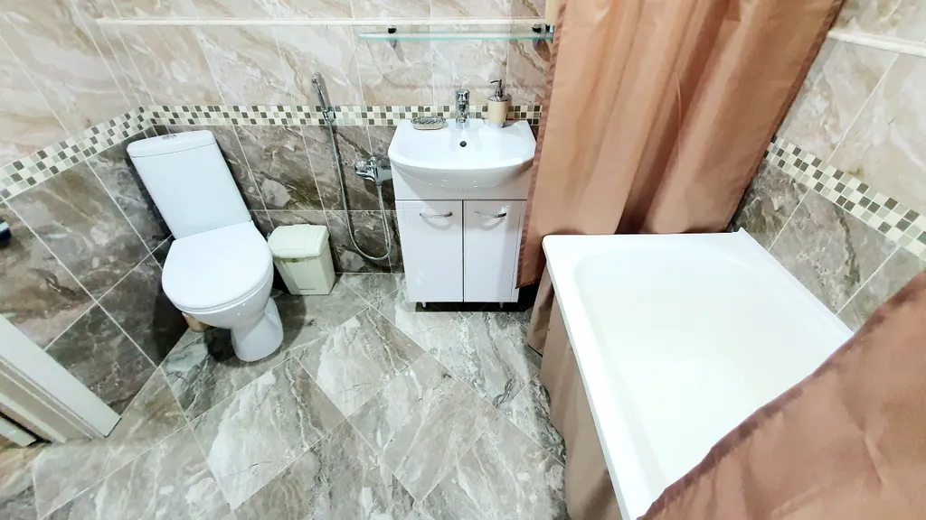 Уютный дом с собственным двором, навесом и парковкой