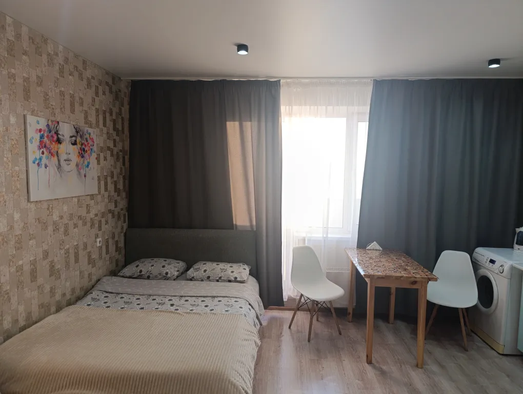 Уютная студия с видом на пруд