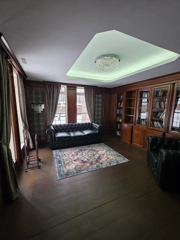 Загородный дом с бассейном и банкетным залом