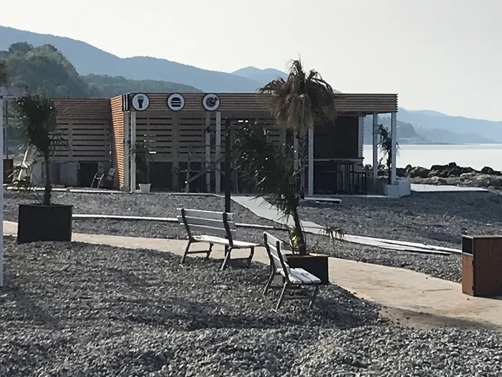 Половина дома с отдельным входом, с садом на берегу Чёрного моря