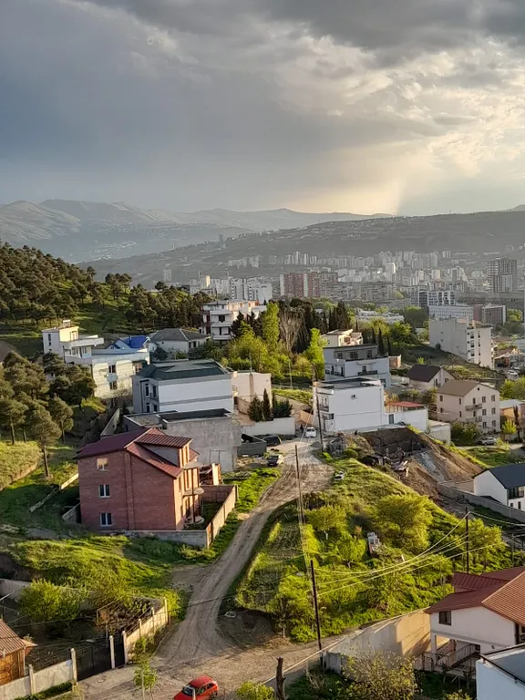 Уютная квартира у моря с видом с балкона на достопримечательности, ели и город