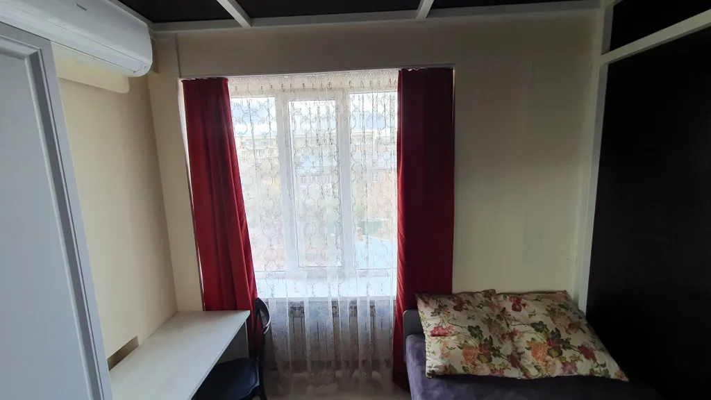 Зал и три изолированные спальни