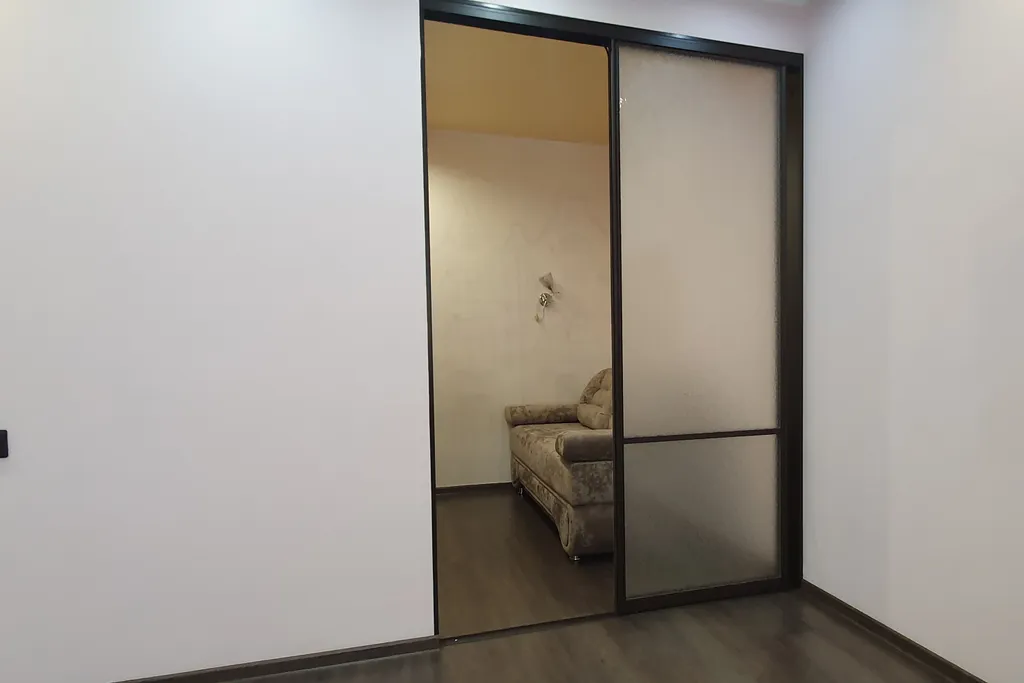 Уютная студия с отдельной спальной зоной, рядом с Иртышом