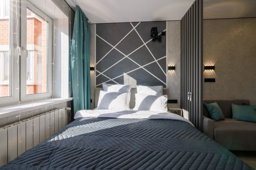 Уютная кино-студия с проектором и большой ванной