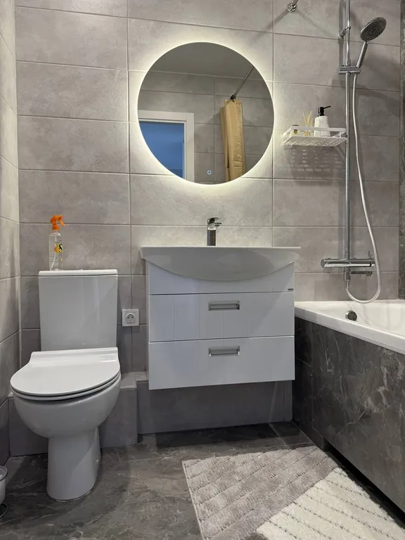 Студия с панорамными окнами и атмосферным видом