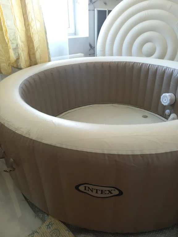 Резиденция в деревне в окружении леса