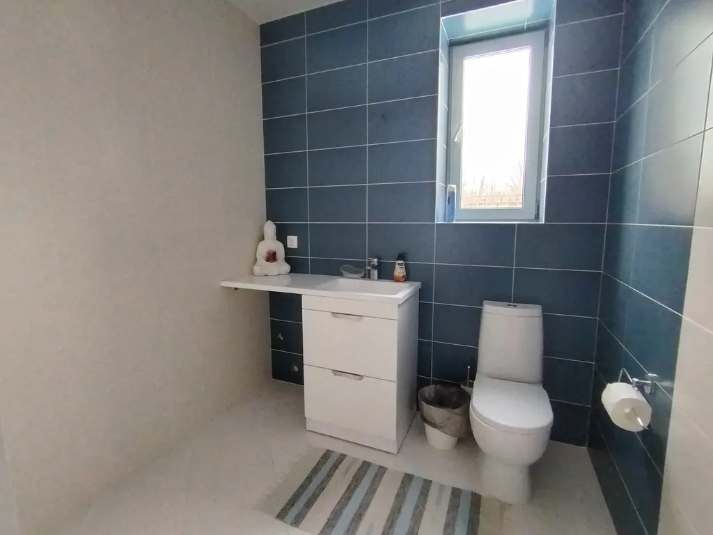 Уютный дом у реки