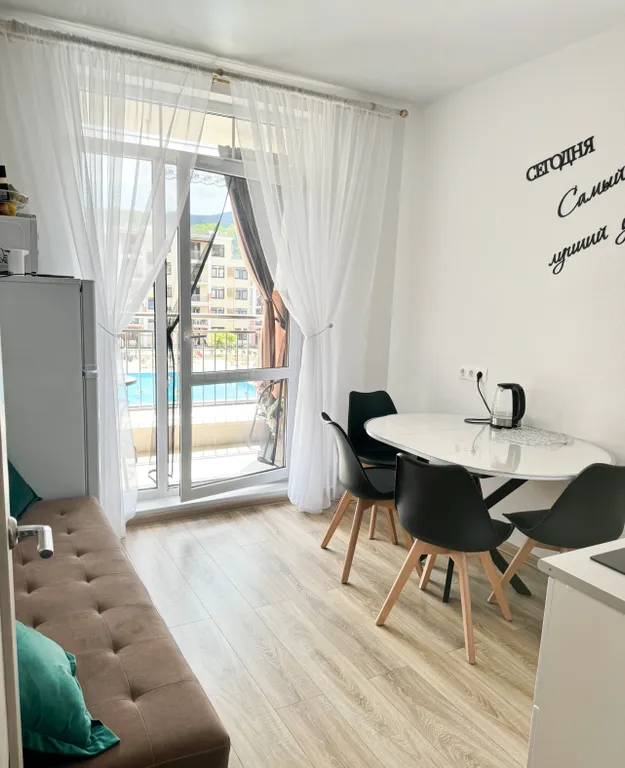 Шикарная квартира с прекрасным видом на бассейны и можжевеловые горы