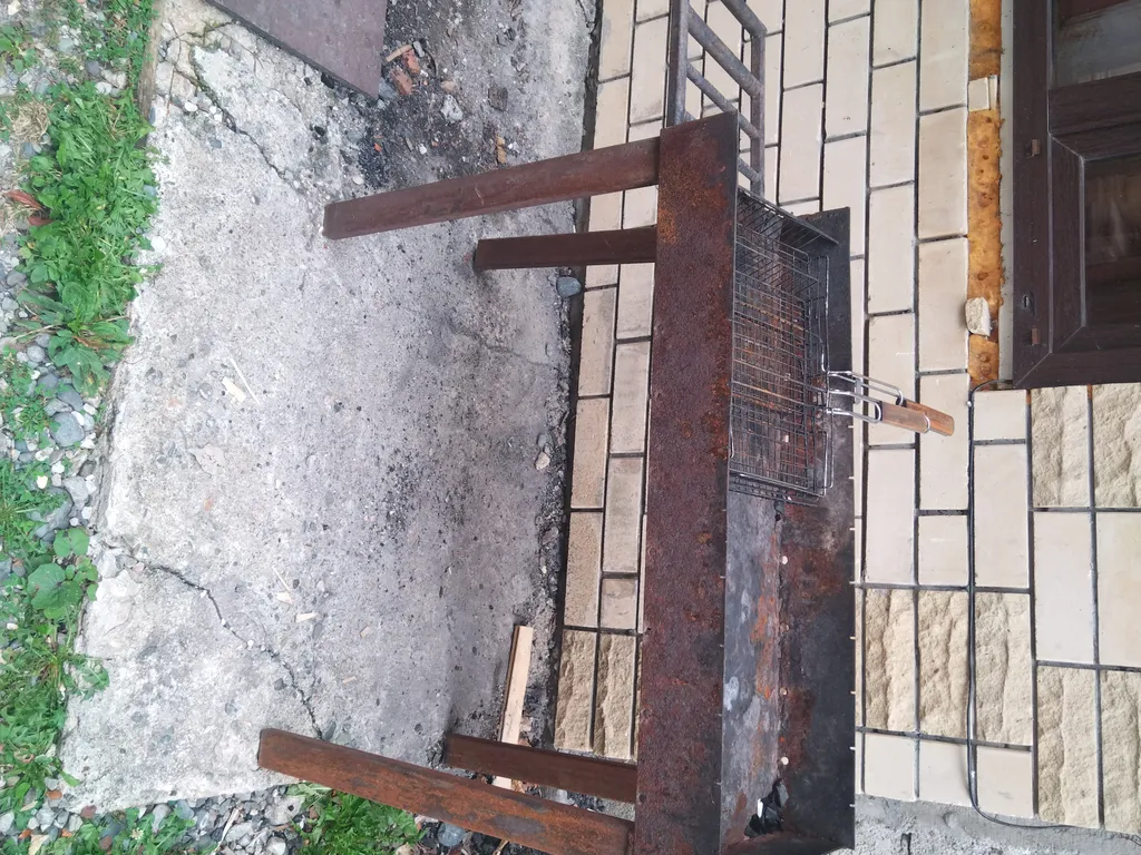 Танхаус камином трёхэтажный, с балконом, 3 комнаты не изолированные.