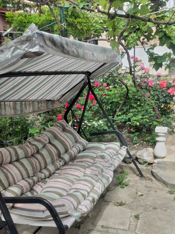 Небольшой домик в саду у моря Диамант