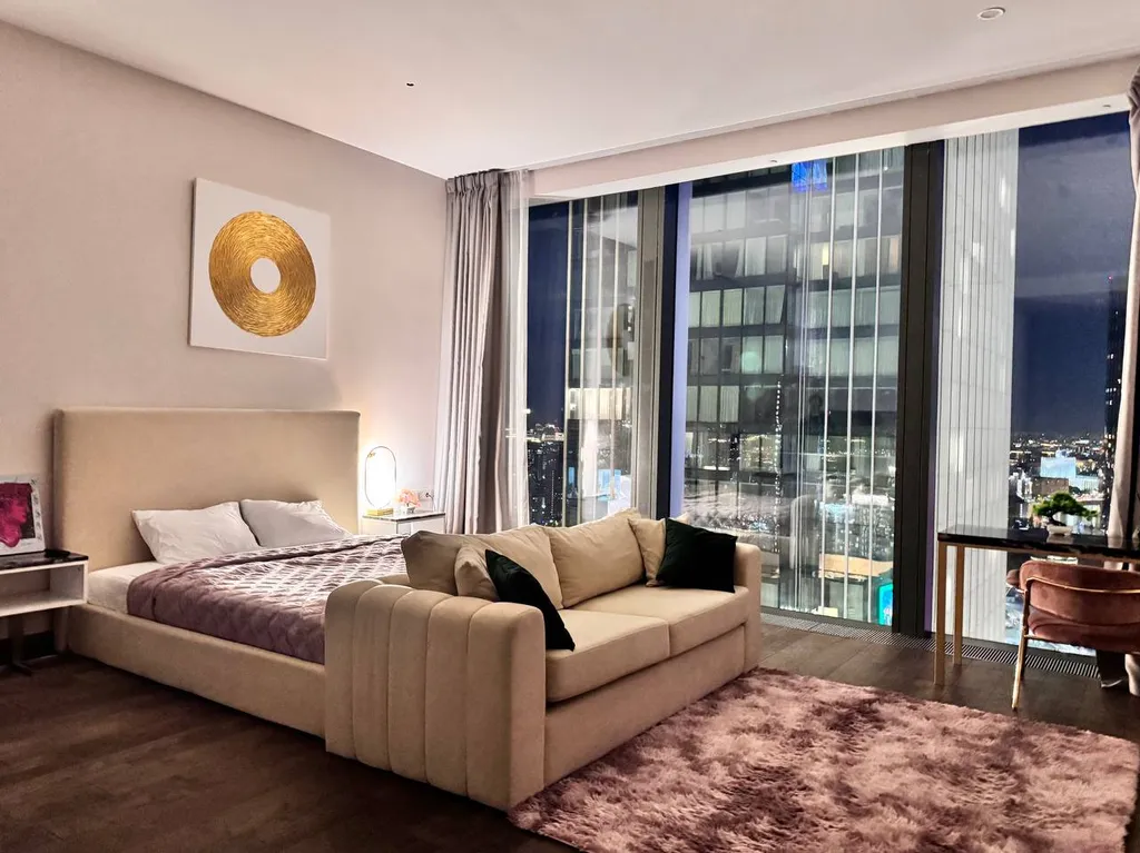 Sky City Moscow LUX Студия с большим окном с видом на башни и город