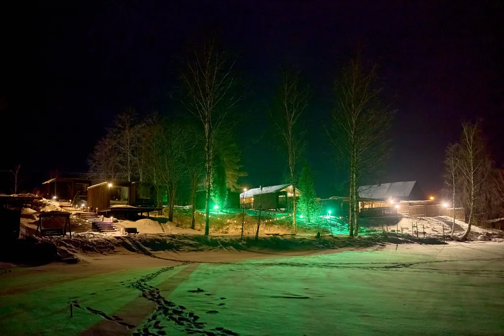 Семейный дом с мансардным окном и видом на озеро