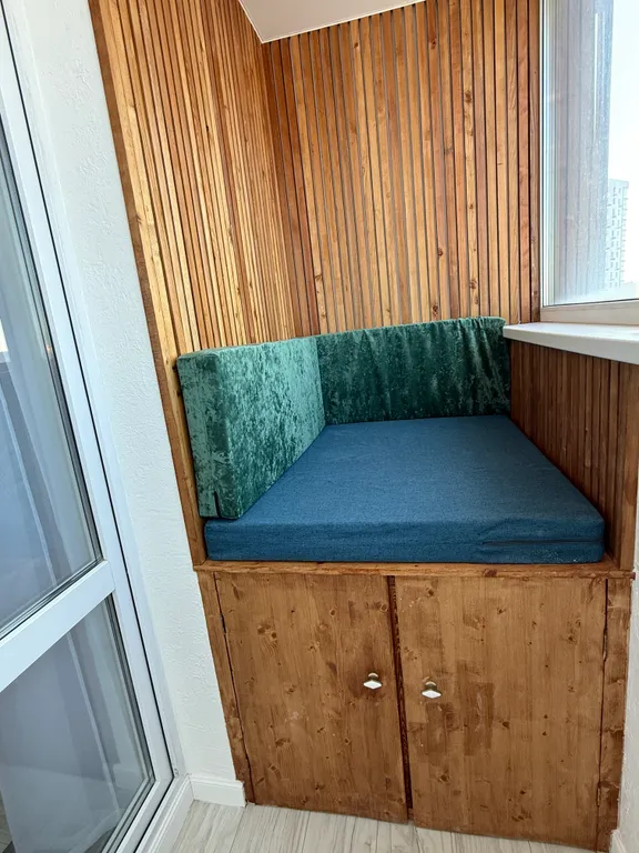 Уютная студия в центре города с видом на лес и море