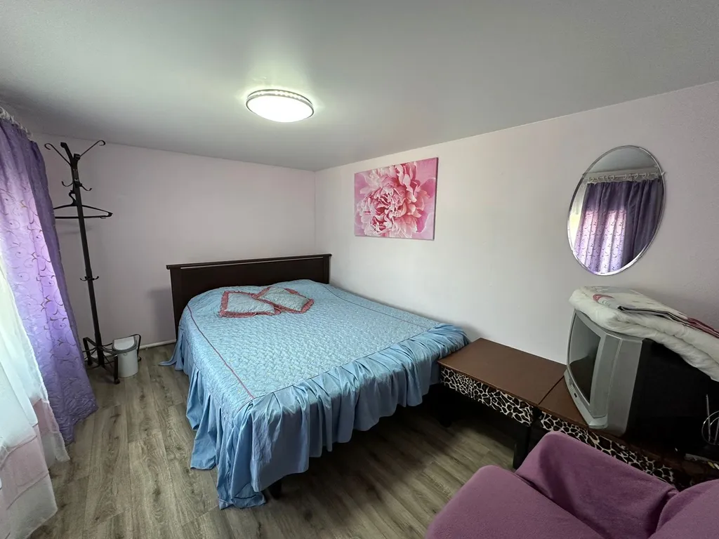 Отары с бассейном, рядом озеро