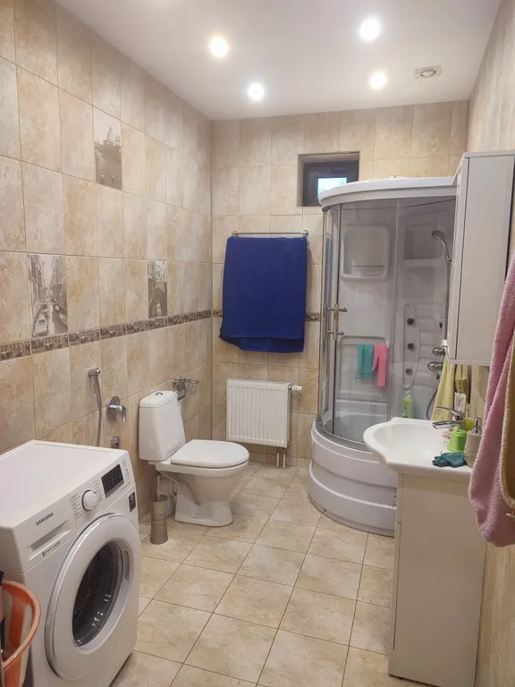 Деревянный 2-этажный коттедж у леса