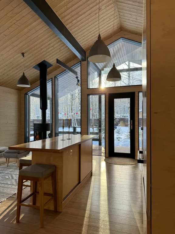 С сауной и камином одноэтажный барн в березовой роще