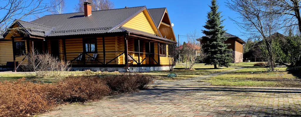 Дом у пруда