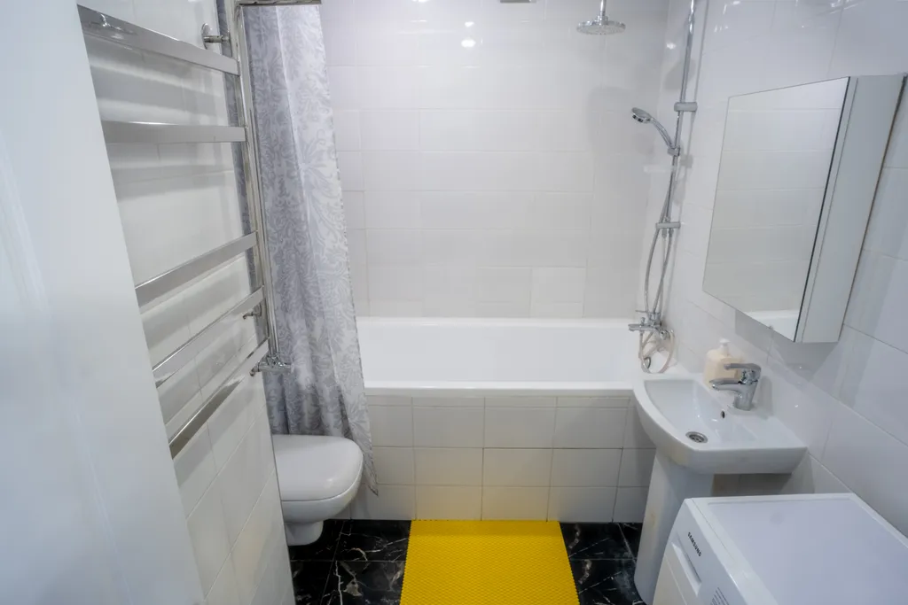 Евротрешка рядом с парком