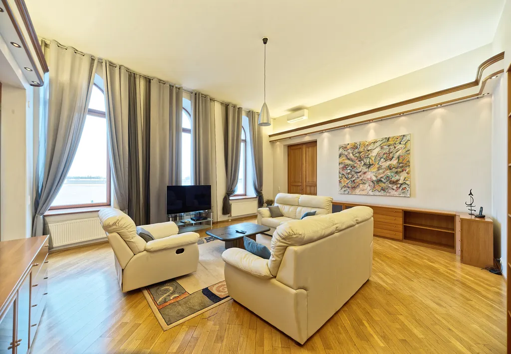 Двухуровневая квартира с видом на Неву по соседству с Эрмитажем