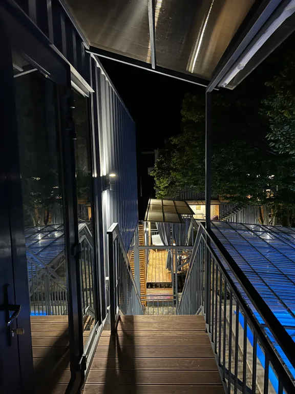 Домик в лесу с верандой и видом на море